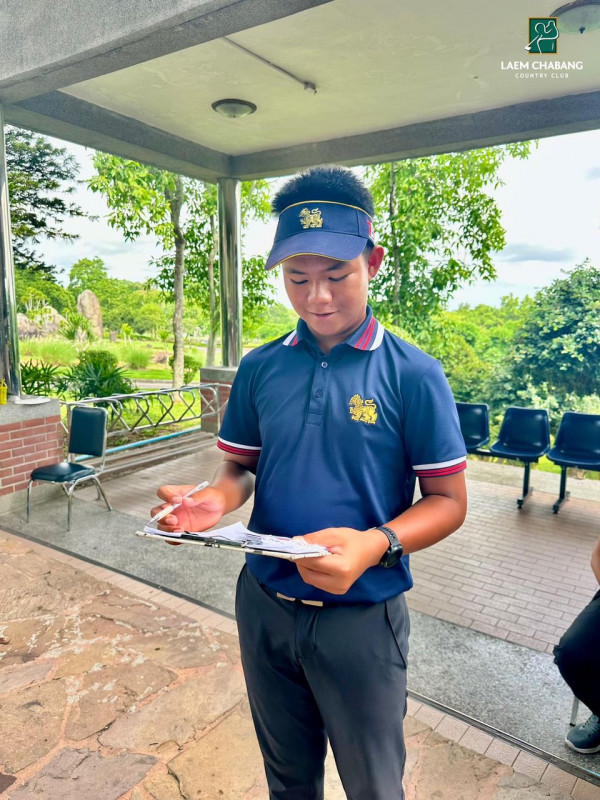 Laem Chabang International Country Club nbsp 2 คน ผู้คนกำลังตีกอล์ฟ สนามกอล์ฟ และ ข้อความ