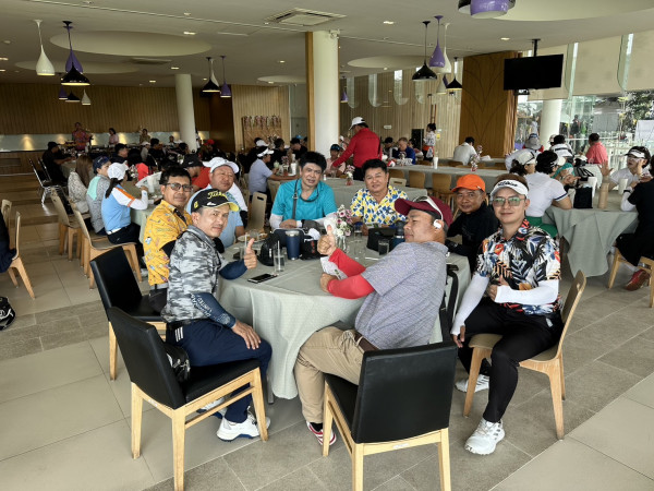 Pattaya Country Club nbsp 3 คน ผู้คนกำลังตีกอล์ฟ และ ตาราง