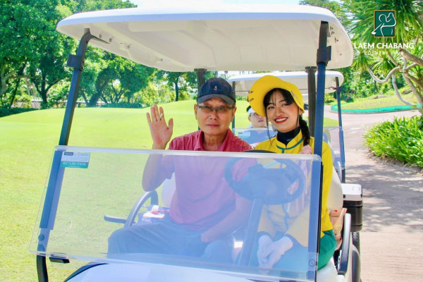 Laem Chabang International Country Club nbsp 2 คน ผู้คนกำลังตีกอล์ฟ รถกอล์ฟ และ สนามกอล์ฟ