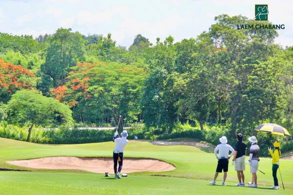 Laem Chabang International Country Club nbsp 5 คน ผู้คนกำลังตีกอล์ฟ รถกอล์ฟ สนามกอล์ฟ และ ข้อความ