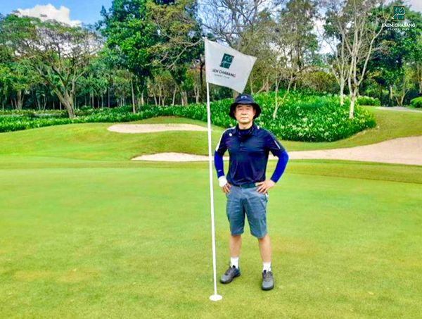 1 person and golf course 1 person and golf course