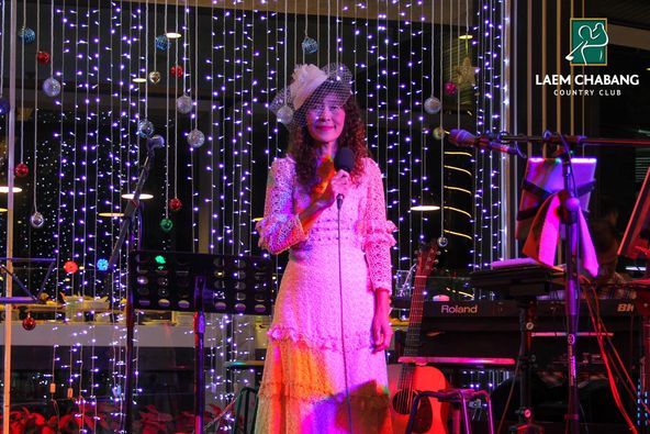 Laem Chabang International Country Club 1 คน กำลังยืน และ สถานที่ในร่ม Laem Chabang International Country Club 1 คน กำลังยืน และ สถานที่ในร่ม
