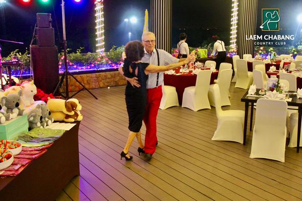 Laem Chabang International Country Club 2 คน และ ผู้คนกำลังยืน Laem Chabang International Country Club 2 คน และ ผู้คนกำลังยืน