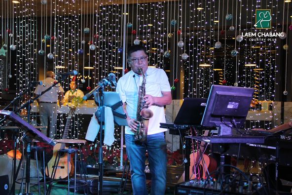 Laem Chabang International Country Club 3 คน ผู้คนกำลังเล่นเครื่องดนตรี ผู้คนกำลังยืน และ สถานที่ในร่ม Laem Chabang International Country Club 3 คน ผู้คนกำลังเล่นเครื่องดนตรี ผู้คนกำลังยืน และ สถานที่ในร่ม