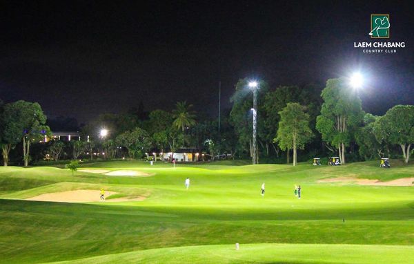 Laem Chabang International Country Club 3 คน สนามกอล์ฟ พื้นหญ้า และ ข้อความพูดว่า LAEM CHABANG COUNTRY CLUB Laem Chabang International Country Club 3 คน สนามกอล์ฟ พื้นหญ้า และ ข้อความพูดว่า LAEM CHABANG COUNTRY CLUB
