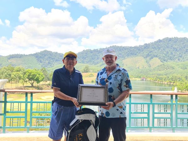 Katathong Golf Resort amp Spa 2 คน และ ผู้คนกำลังยืน