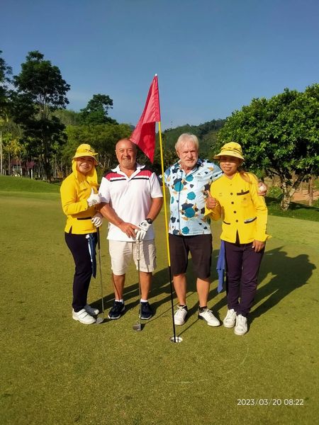 Katathong Golf Resort amp Spa 4 คน ผู้คนกำลังยืน และ พื้นหญ้า
