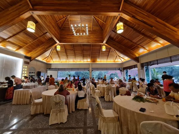 Katathong Golf Resort amp Spa 7 people table and lighting