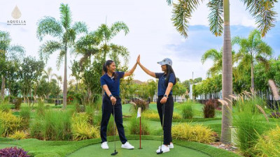 𝗘𝗹𝗲𝘃𝗮𝘁𝗲 𝘆𝗼𝘂𝗿 𝘁𝗲𝗮𝗺'𝘀 𝘀𝘆𝗻𝗲𝗿𝗴𝘆 𝗮𝗻𝗱 𝗲𝗻𝗷𝗼𝘆 𝗮 𝗱𝗮𝘆 𝗼𝗳 𝗳𝘂𝗻 𝗮𝘁 𝗔𝗾𝘂𝗲𝗹𝗹𝗮 𝗚𝗼𝗹𝗳 &amp; 𝗖𝗼𝘂𝗻𝘁𝗿𝘆 𝗖𝗹𝘂𝗯'𝘀 𝗺𝗶𝗻𝗶 𝗽𝘂𝘁𝘁 𝗽𝘂𝘁𝘁 𝗴𝗼𝗹𝗳 𝗰𝗼𝘂𝗿𝘀𝗲! 𝗨𝗻𝗹𝗲𝗮𝘀𝗵 𝗰𝗮𝗺𝗮𝗿𝗮𝗱𝗲𝗿𝗶𝗲 𝗮𝘀 𝘆𝗼𝘂 𝗰𝗼𝗻𝗾𝘂𝗲𝗿 𝘁𝗵𝗲 𝗲𝘅𝗰𝗶𝘁𝗶𝗻𝗴 𝘁𝘄𝗶𝘀𝘁𝘀 𝗮𝗻𝗱 𝘁𝘂𝗿𝗻𝘀 𝗼𝗳 𝗼𝘂𝗿 𝗯𝗲𝗮𝘂𝘁𝗶𝗳𝘂𝗹𝗹𝘆 𝗱𝗲𝘀𝗶𝗴𝗻𝗲𝗱 𝟭𝟴-𝗵𝗼𝗹𝗲 𝗺𝗶𝗻𝗶 𝗽𝘂𝘁𝘁 𝗴𝗼𝗹𝗳 𝗰𝗼𝘂𝗿𝘀𝗲.