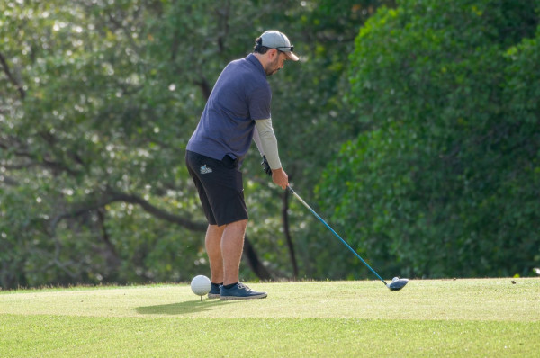 Mission Hills Phuket Golf nbsp 1 คน กำลังตีกอล์ฟ และ สนามกอล์ฟ