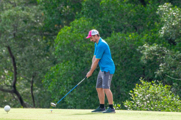 Mission Hills Phuket Golf nbsp 1 คน กำลังตีกอล์ฟ สนามกอล์ฟ และ ข้อความพูดว่า