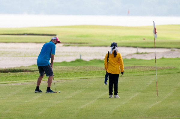 Mission Hills Phuket Golf nbsp 2 คน ผู้คนกำลังตีกอล์ฟ และ สนามกอล์ฟ