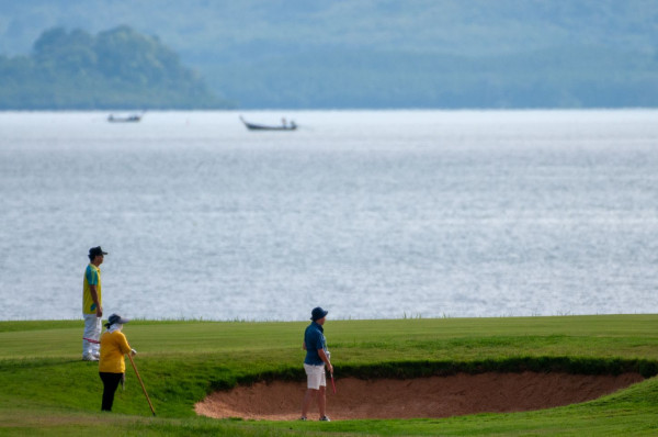 Mission Hills Phuket Golf nbsp 3 คน ผู้คนกำลังตีกอล์ฟ สนามกอล์ฟ และ ข้อความ