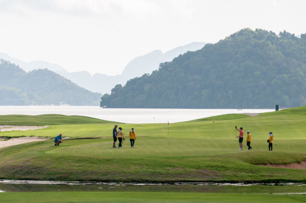 Mission Hills Phuket Golf nbsp 7 คน ผู้คนกำลังตีกอล์ฟ และ สนามกอล์ฟ