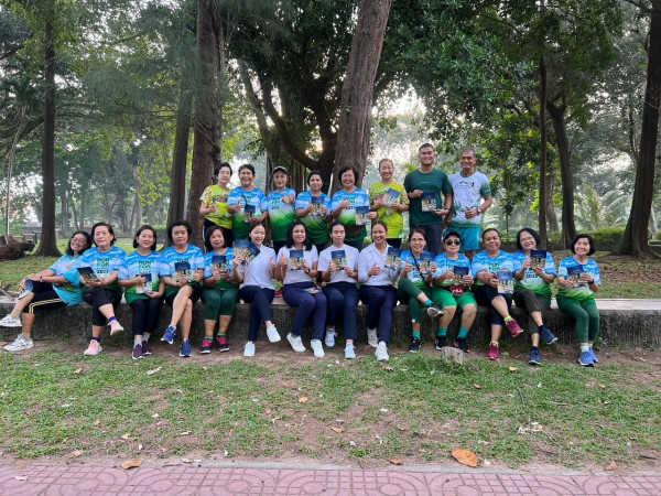 Aquella Golf amp Country Club nbsp 9 คน ผู้คนกำลังยิ้ม และ พื้นหญ้า