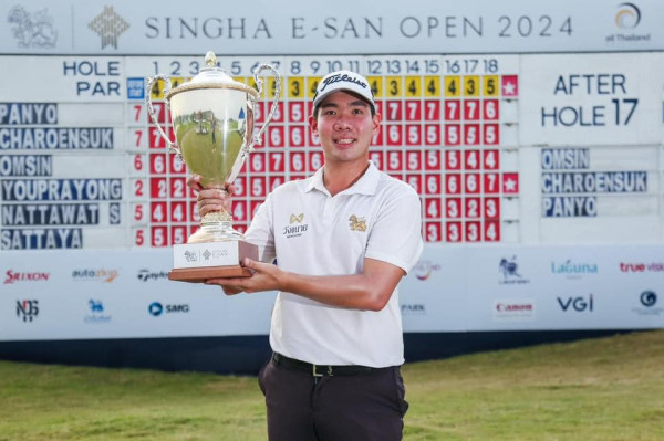 Laguna Golf Phuket nbsp 1 คน กำลังตีกอล์ฟ และ ข้อความพูดว่า HOLE PAR 123 5 SINGHA E SAN OPEN OPEN2024 202 9 14 15 st Maiani 7E ANYO CHAROENSUK OMSIN YOUPRAYONG 2 NATTAWAT S 5 44L SATTAYA 555 5 AFTER HOLE 17 วังหนาย ME SRINON autoriug OMSIN CHAROENSUK PANYO NIS mml SAG aa true C T B VGI