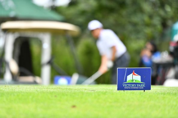 Victory Park Golf amp Country Club 2 คน ผู้คนกำลังตีกอล์ฟ สนามกอล์ฟ และ ข้อความ