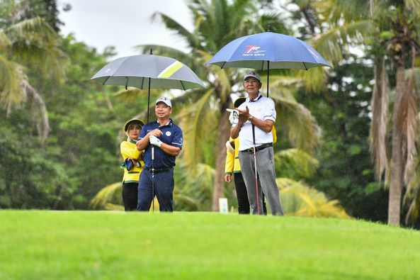 Victory Park Golf amp Country Club 3 คน ผู้คนกำลังตีกอล์ฟ สนามกอล์ฟ และ ข้อความ