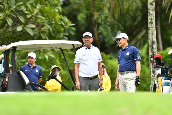 Victory Park Golf amp Country Club 4 คน ผู้คนกำลังตีกอล์ฟ รถกอล์ฟ สนามกอล์ฟ และ ข้อความ