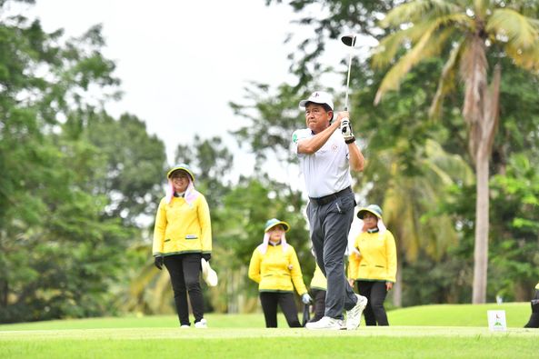 Victory Park Golf amp Country Club 5 คน ผู้คนกำลังตีกอล์ฟ และ สนามกอล์ฟ